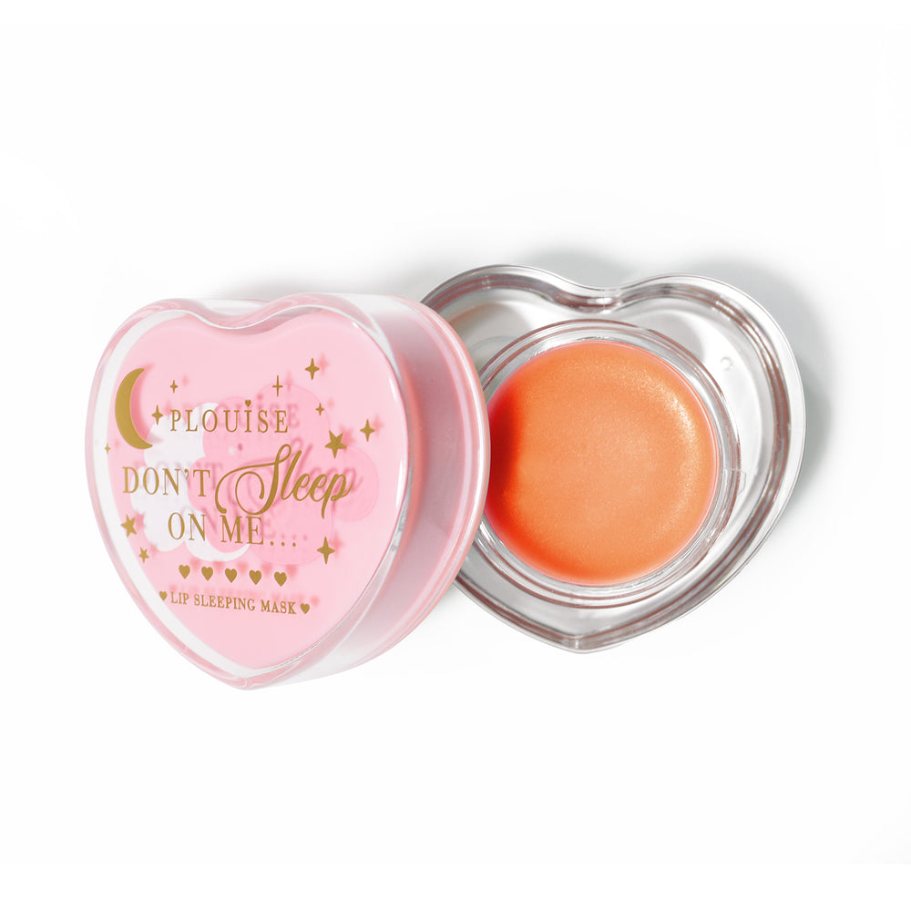 Różowa maska do spania w kształcie serca, ze zdjętą pokrywką, na białym tle