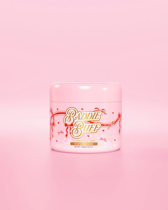 Różowa wanna P.Louise lub Baddie Buff Scalp and Body Sugar Scrub w Coconut Coast