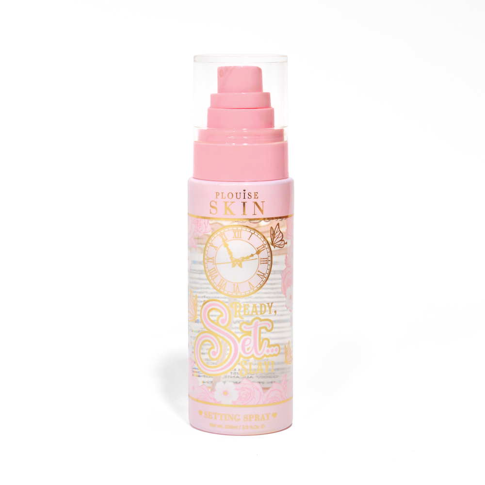 Różowa butelka P. Louise Ready Set Slay Long Lasting Setting Spray na białym tle