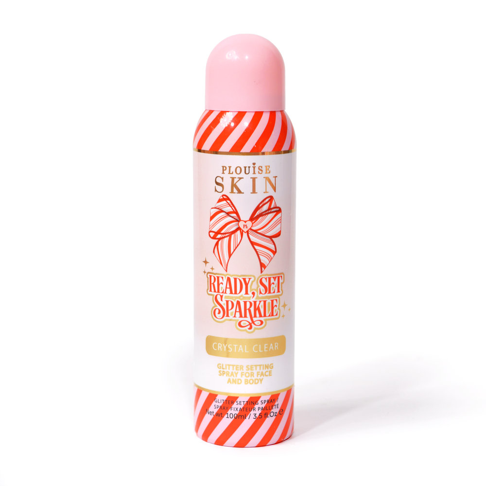 Butelka P. Louise Ready Set Sparkle Christmas Glitter Setting Spray z czerwonymi i różowymi paskami na butelce oraz czerwono-różową kokardką w paski na białym tle