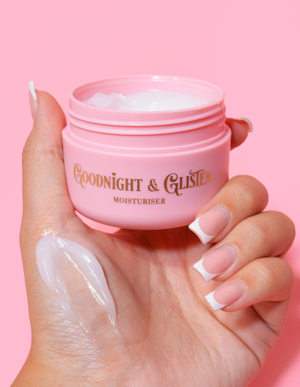 Dłoń trzymająca różowy słoiczek kremu nawilżającego P.Louise Goodnight & Glisten Gel Moisturizer z odrobiną kremu nawilżającego widoczną na opakowaniu