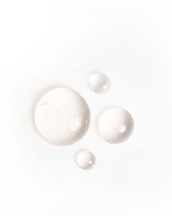 Cheetah Glow & Behold Witamina C w serum rozświetlającym usta
