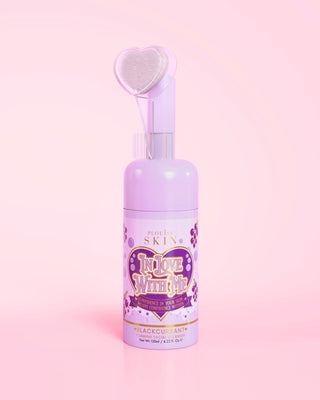 P. Louise zakochany w mnie pieniący się czyszczenie twarzy