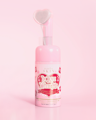 P. Louise zakochany w mnie pieniący się czyszczenie twarzy