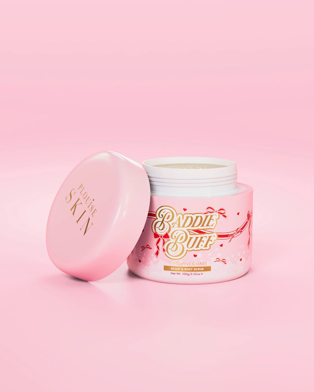 Różowa tuba P.Louise z Baddie Buff Scalp and Body Sugar Scrub w Coconut Coast ze zdjętą pokrywką