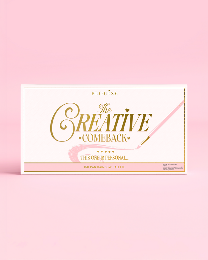 Przód zamkniętej palety cieni do powiek P.Louise Creative COMeback XXXL Rainbow ze złotą typografią na różowym opakowaniu na różowym tle