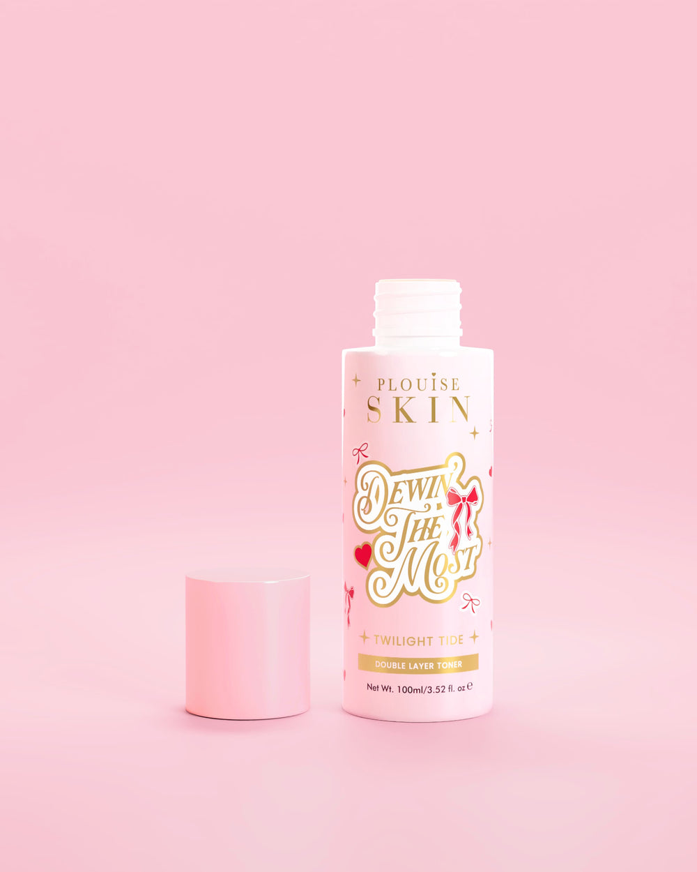 Różowa butelka P.Louise Dewin The MOst Double Layer Toner z czerwonymi kokardkami na różowym tle 