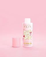 Różowa butelka P.Louise Dewin The MOst Double Layer Toner z czerwonymi kokardkami na różowym tle 