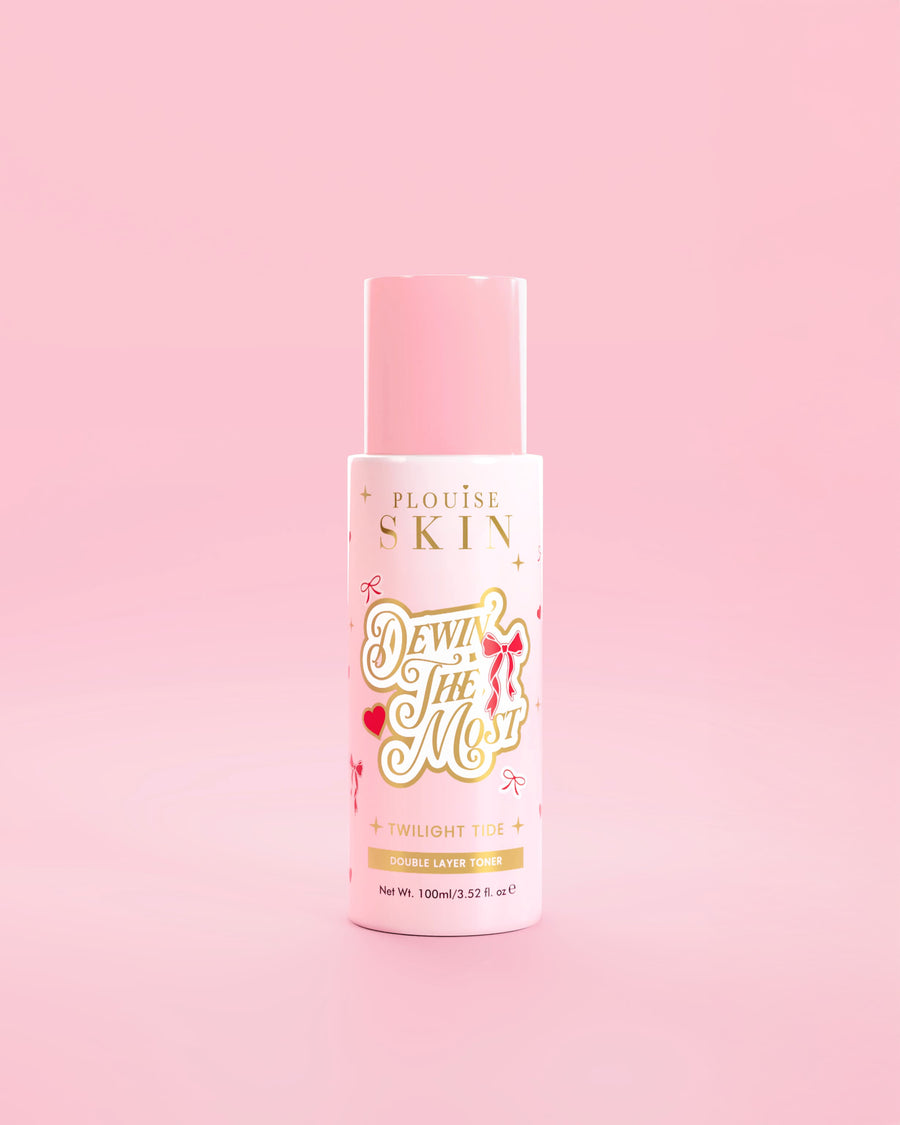 Różowa butelka P.Louise z Dewing The Most Double Layer Toner z czerwonymi wzorami kokardek na różowym tle