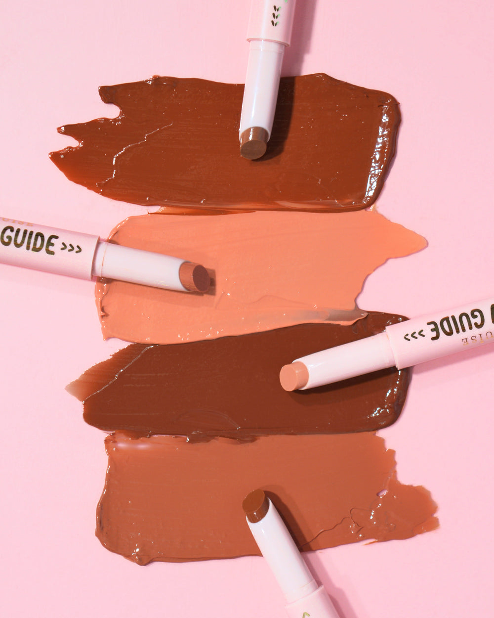 Próbki balsamów z błyszczącą szminką P.Louise Glow Guide na różowym tle