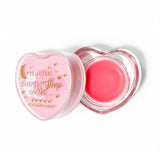 Różowa maska do spania w kształcie serca, ze zdjętą pokrywką, na białym tle