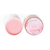 Otwarta tuba balsamu oczyszczającego P. Louise Make It Melt Makeup o zapachu pomarańczy na niebieskim tle