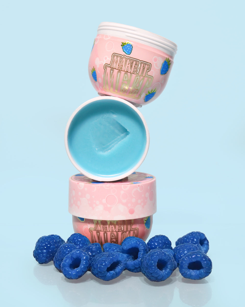 3 tubki balsamu oczyszczającego P. Louise Make It Melt Makeup Removing Cleansing Balm w kolorze niebieskim malinowym, jedna na drugiej, środkowa otwarta, przedstawiająca niebieski krem otoczony niebieskimi malinami na niebieskim tle