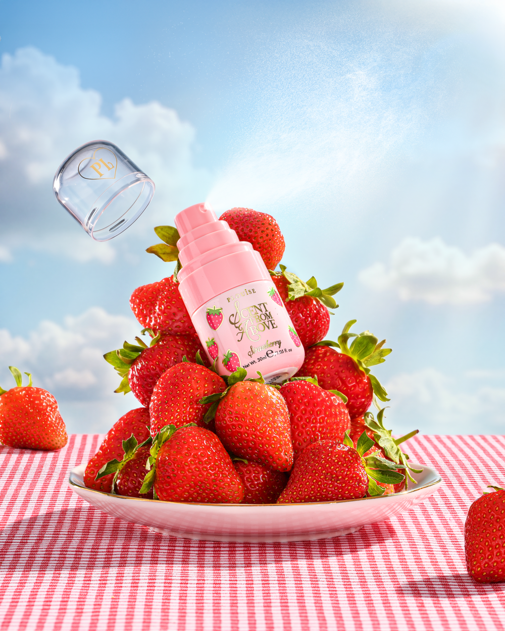 P.Louise Scent From Above Strawberry Mgiełka do włosów i ciała na talerzu z truskawkami
