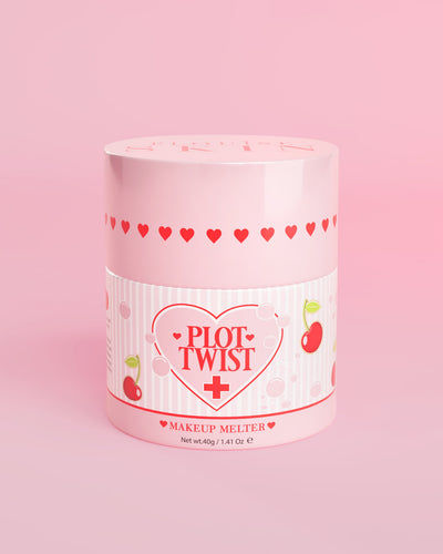 Różowe opakowanie balsamu oczyszczającego P.Louise Plot Twist Makeup Melting Cleansing Balm z motywami serca i wiśni na etykiecie na różowym tle