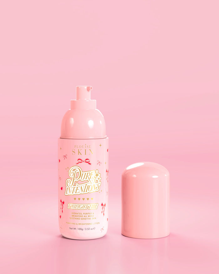 Różowa butelka P.Louise Pure Intentions Purify & Brightening Lotion z czerwonymi kokardkami na różowym tle