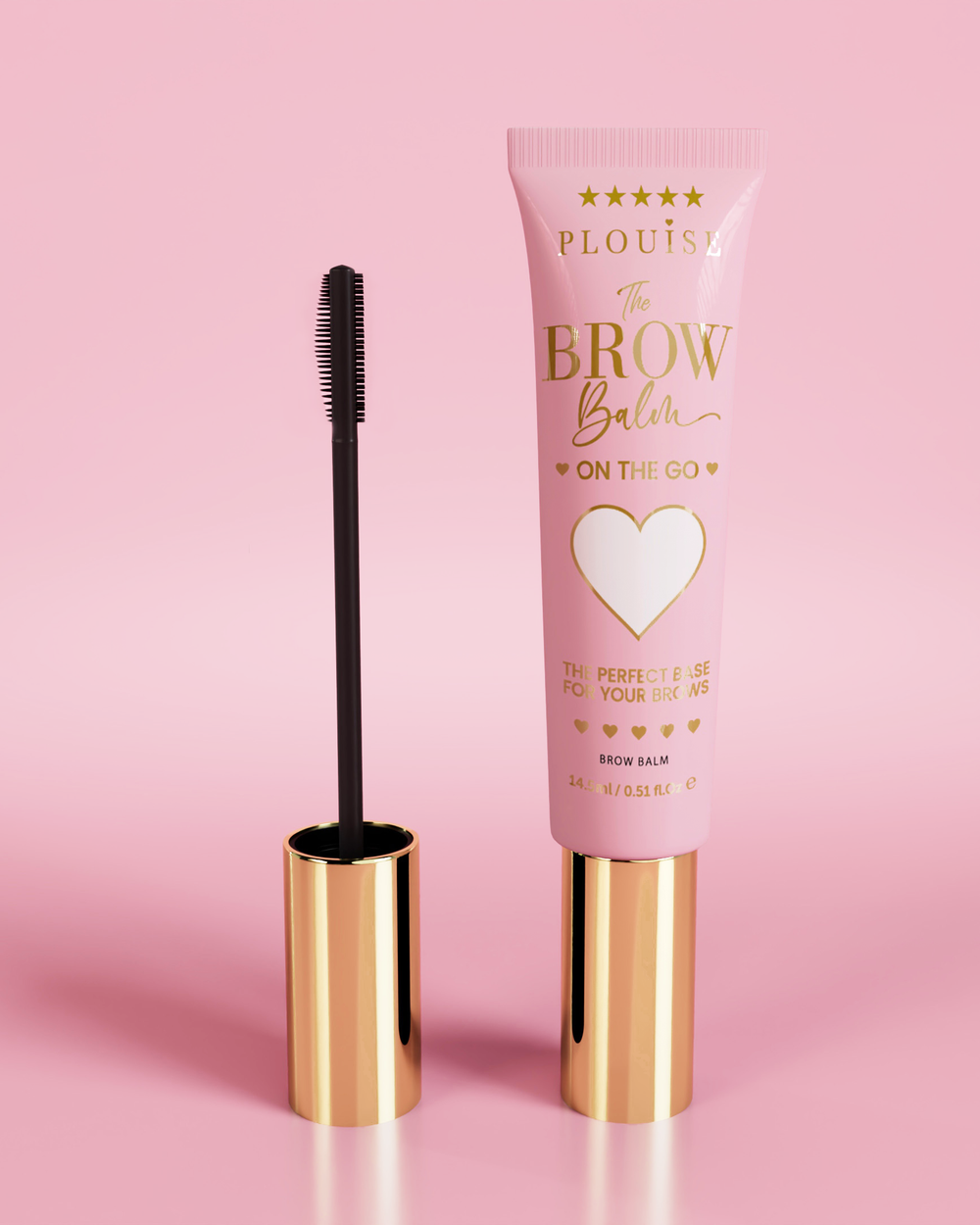 Produkt P.Louise Fluffy Soap Brow Balm Instant Fix w różowej tubie ze złotą zakrętką, w zestawie z czarnym pędzelkiem do brwi, eksponowanym na różowym tle.