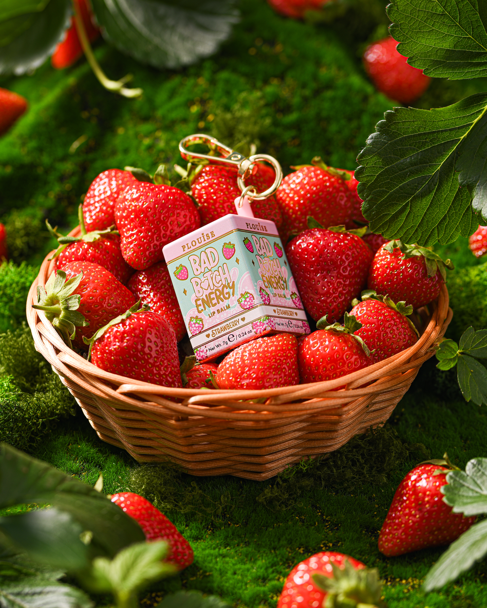 P.Louise Strawberry breloczek do ust w koszyku z truskawkami