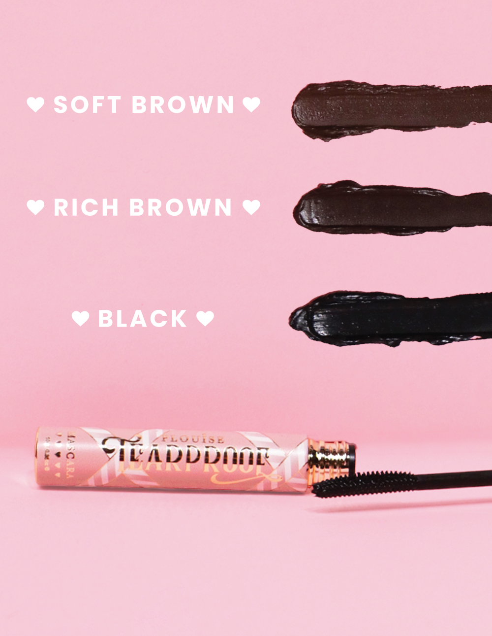 Próbki tuszu do rzęs P. Louise Tearproof Mascara w trzech różnych odcieniach z tekstem informującym o każdym odcieniu na różowym tle