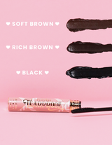 Próbki tuszu do rzęs P. Louise Tearproof Mascara w trzech różnych odcieniach z tekstem informującym o każdym odcieniu na różowym tle