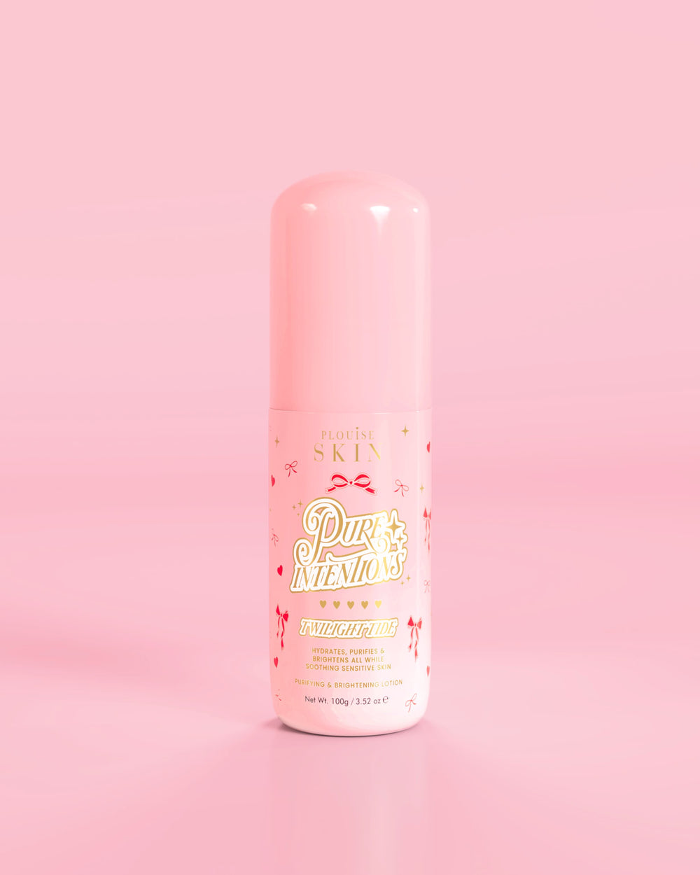 Różowa butelka P.Louise Pure Intentions Purify & Brightening Lotion z czerwonymi kokardkami na różowym tle