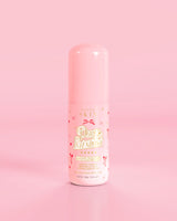 Różowa butelka P.Louise Pure Intentions Purify & Brightening Lotion z czerwonymi kokardkami na różowym tle