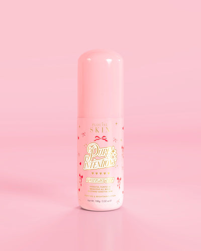 Różowa butelka P.Louise Pure Intentions Purify & Brightening Lotion z czerwonymi kokardkami na różowym tle