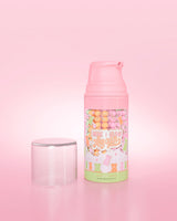 Fioletowa butelka P. Louise Here I Glow Again Candy Bears Recovery Mask na różowym tle