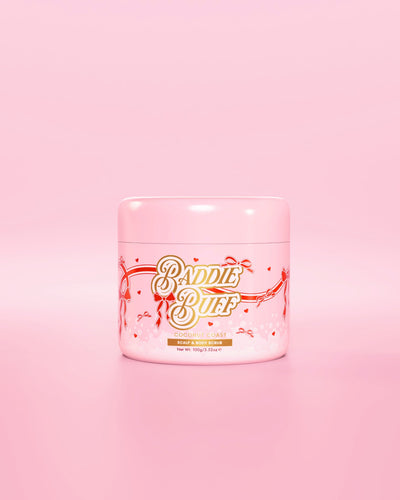 Różowa wanna P.Louise lub Baddie Buff Scalp and Body Sugar Scrub w Coconut Coast