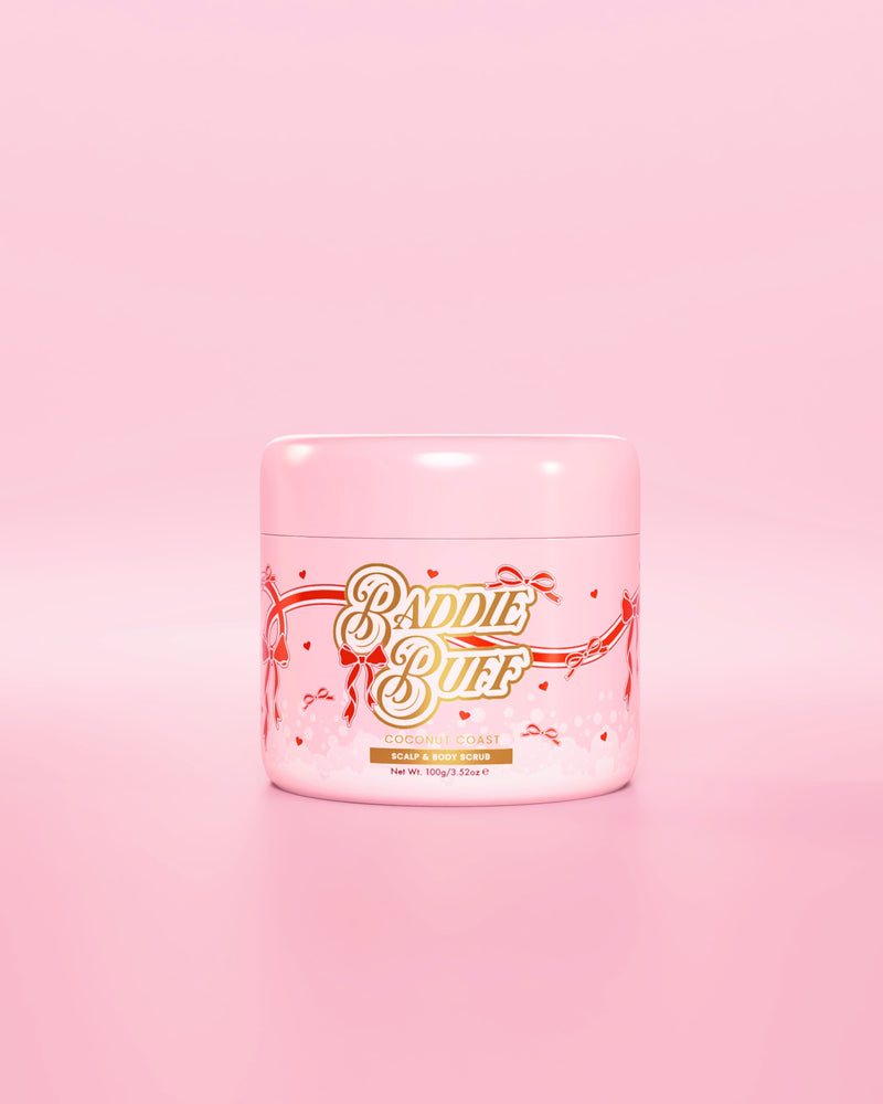 Różowa wanna P.Louise lub Baddie Buff Scalp and Body Sugar Scrub w Coconut Coast