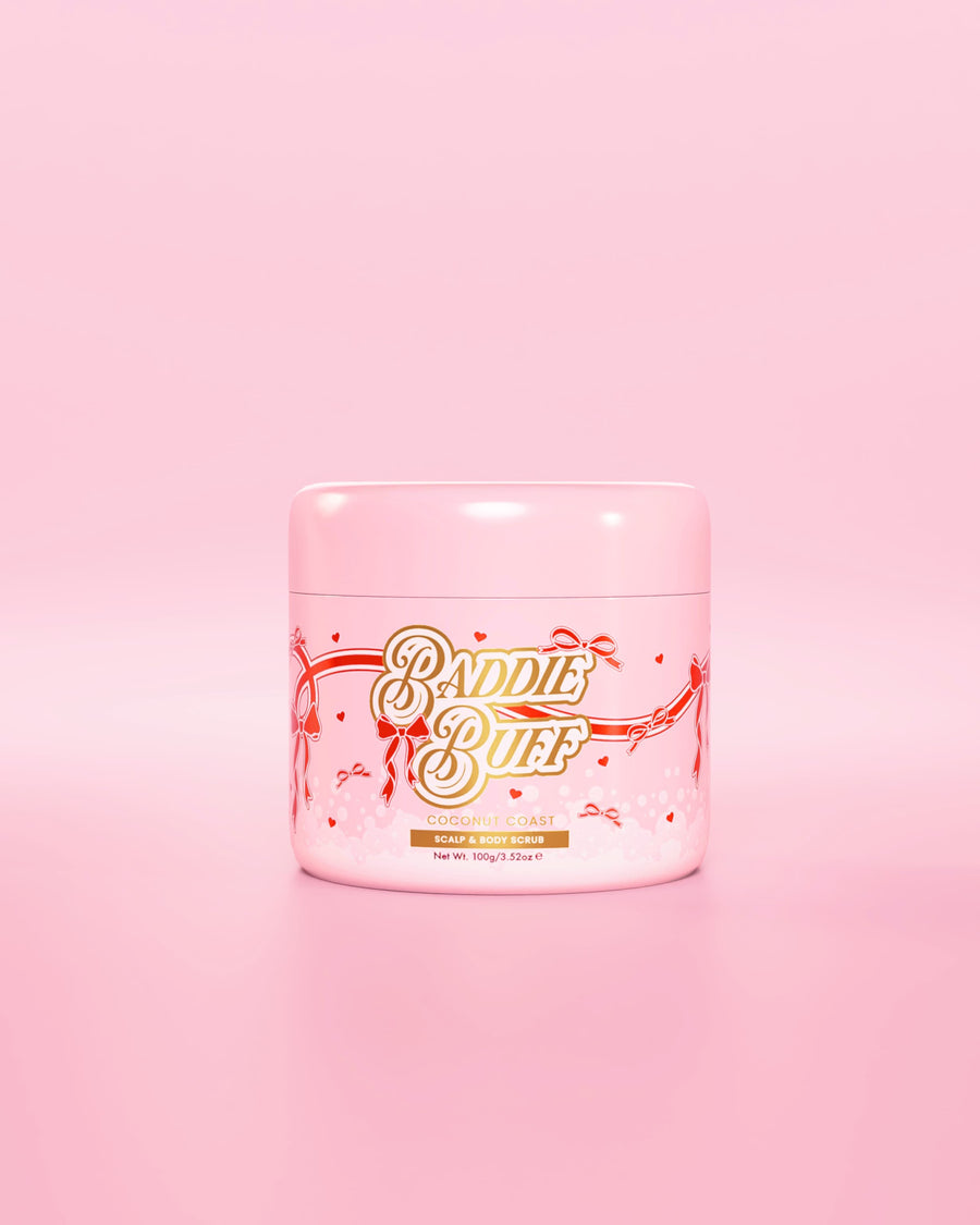 Różowa wanna P.Louise lub Baddie Buff Scalp and Body Sugar Scrub w Coconut Coast