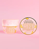 Balsam oczyszczający P. Louise Make It Melt Makeup o smaku ananasowym na różowym tle