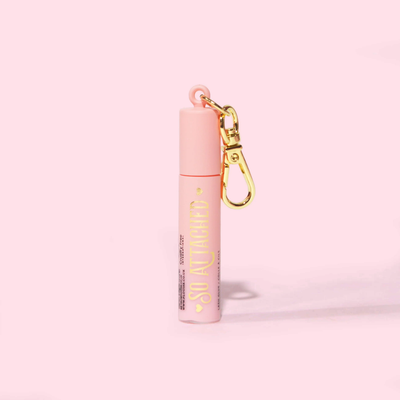 Zdjęcie tuszu do rzęs P.Louise Mini Keychain Tearproof Mascara w różowej tubce ze złotym napisem i złotym brelokiem do kluczy