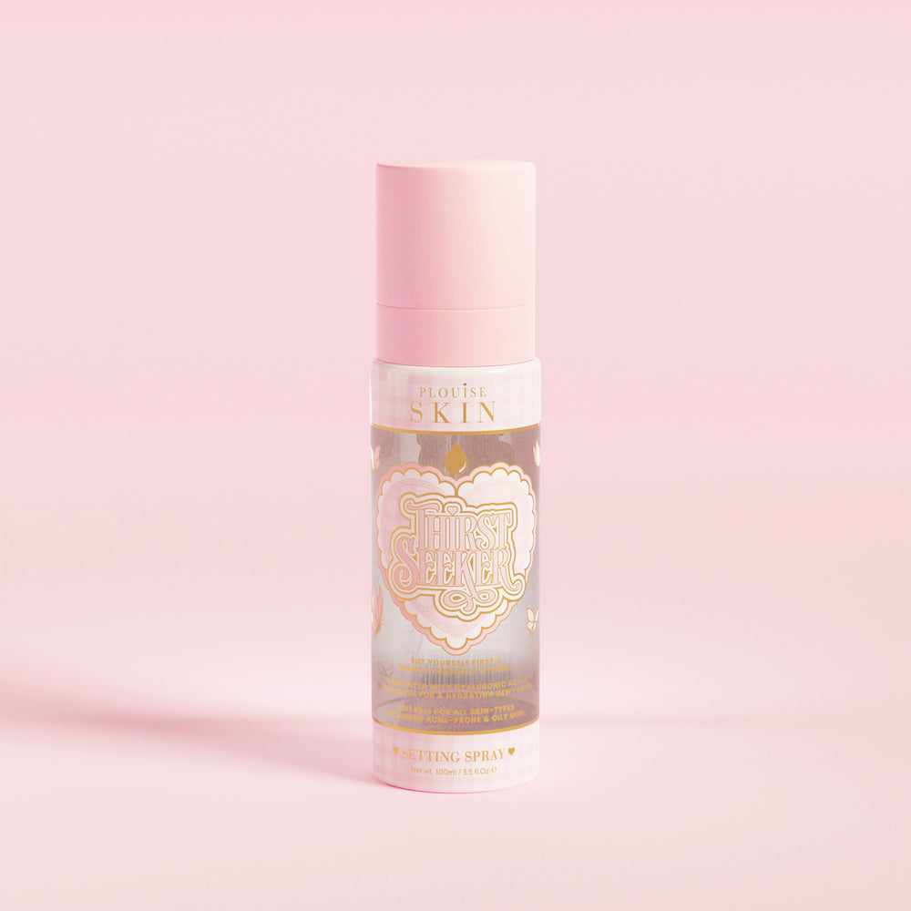 Różowa butelka ze sprayem oznaczona „P.Louise SKIN” z wizerunkiem serca i elementami kwiatowymi, zawierająca nawilżający spray utrwalający.