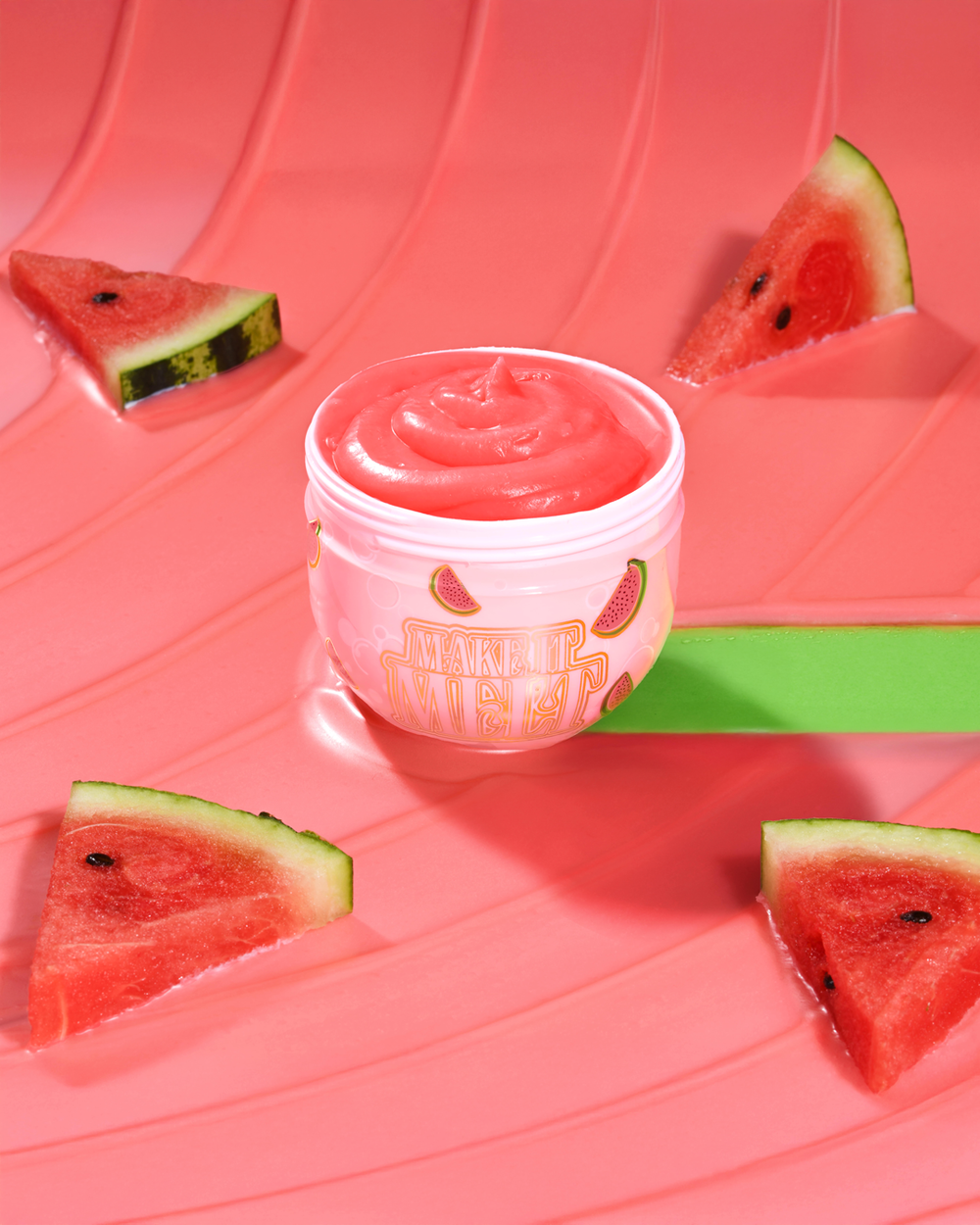 Otwarta wanna P. Louise Watermelon Make It Melt Makeup Cleansing Balm w otoczeniu arbuzów na czerwonym tle