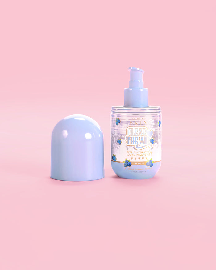Butelka P. Louise Clear The Air Blueberry Gel Cleanser ze zdjętą zakrętką na różowym tle