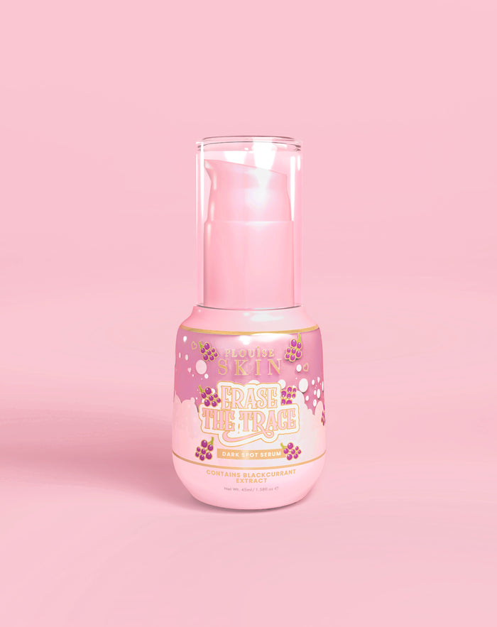 Różowa butelka P. Louise Erase The Trace Dark Spot Correcting Serum na różowym tle
