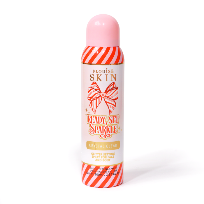 Butelka P. Louise Ready Set Sparkle Christmas Glitter Setting Spray z czerwonymi i różowymi paskami na butelce oraz czerwono-różową kokardką w paski na białym tle