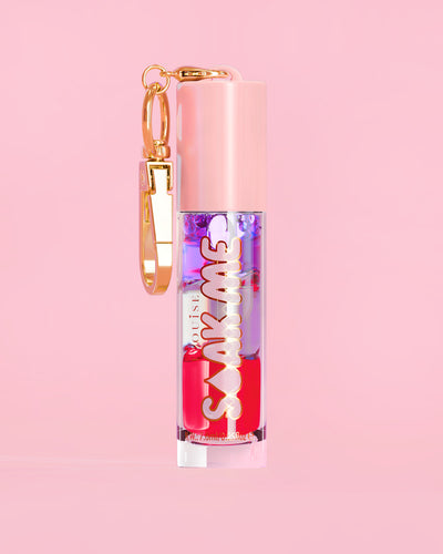 P. Louise Soak Me Lip Oil z kolorowym, warstwowym olejkiem w różowej tubce ze złotym zapięciem na różowym tle