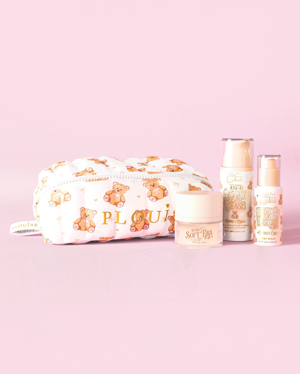 Zdjęcie zestawu startowego do pielęgnacji skóry P.Louise Softest Touch z torbą do pielęgnacji skóry i makijażu z dużym nadrukiem pluszowego misia oraz 3 produktami do pielęgnacji skóry na różowym tle