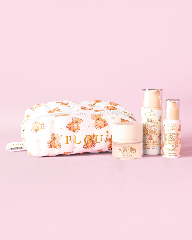 Zdjęcie zestawu startowego do pielęgnacji skóry The P.Louise Softest Touch z torbą do pielęgnacji skóry i makijażu z dużym nadrukiem pluszowego misia oraz 3 produktami do pielęgnacji skóry na różowym tle