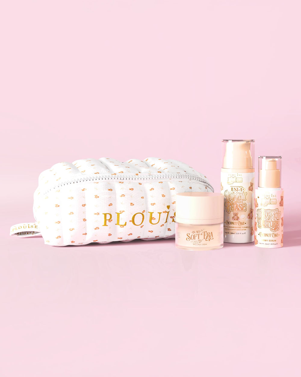 Zdjęcie zestawu startowego do pielęgnacji skóry P.Louise The Softest Touch z małym nadrukiem pluszowego makijażu i torebką do pielęgnacji skóry zawierającą 3 produkty do pielęgnacji skóry na różowym tle